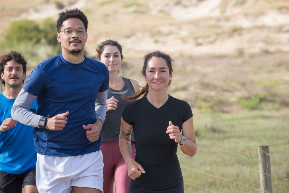 Bienestar Generación Z: el secreto para vivir más y mejor Grupo de Generación Z haciendo deporte, bienestar generación Z